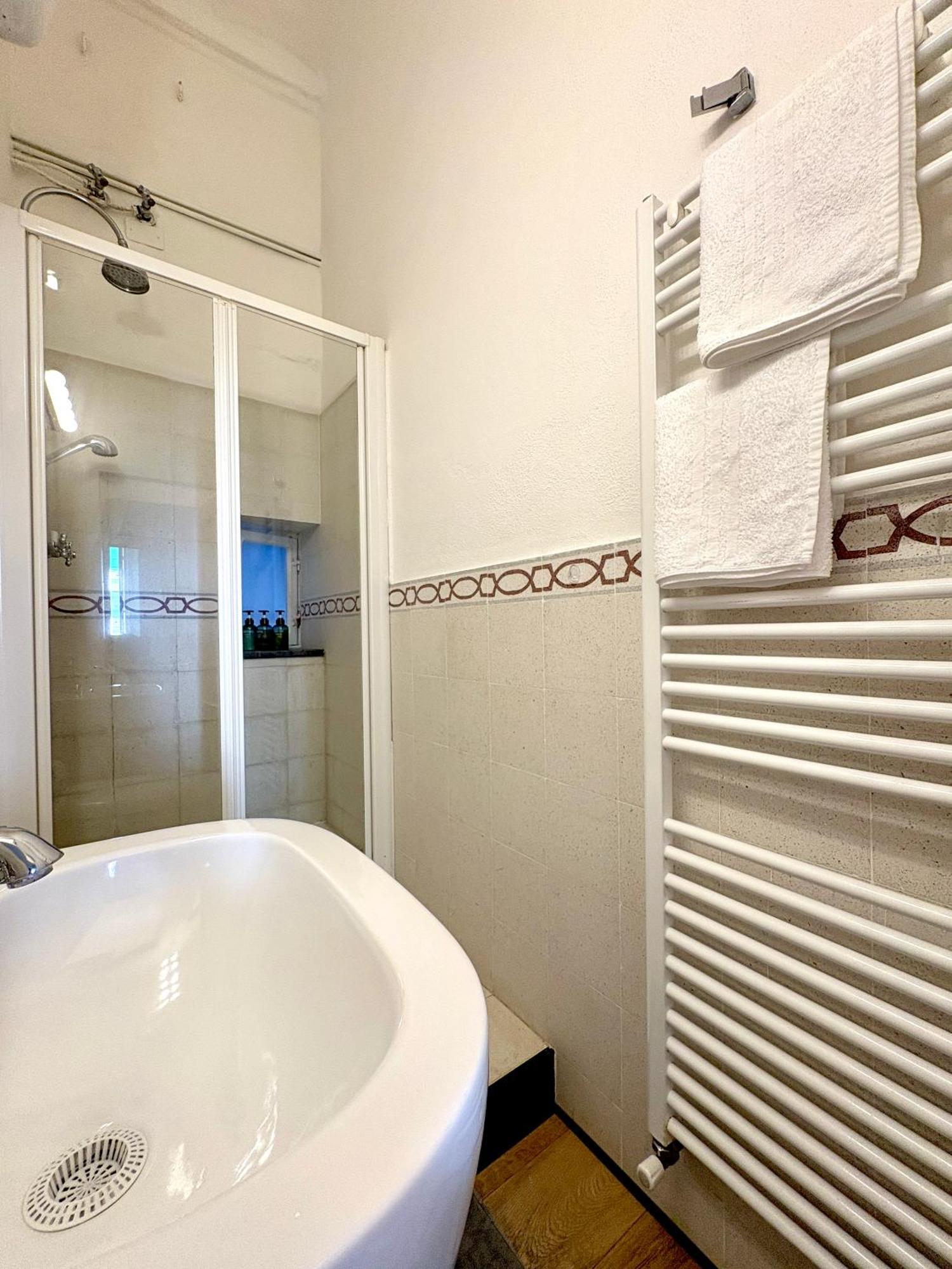 ורנאצה Marina Apartment, Unique, Authentic, Beachfront, 2 Aircondo Bdr , 2Bht, Easy To Train Or From Private Parking מראה חיצוני תמונה
