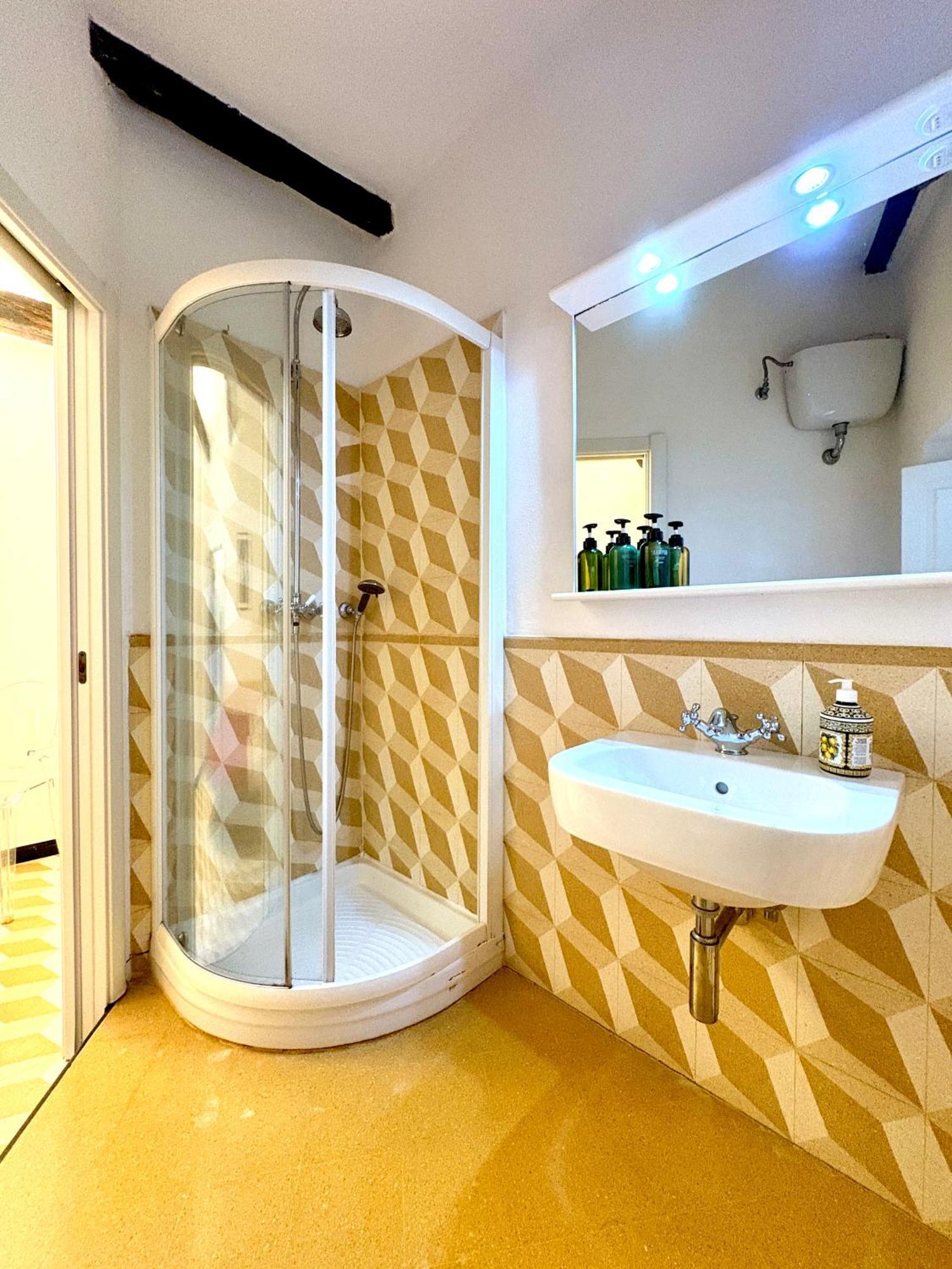 ורנאצה Marina Apartment, Unique, Authentic, Beachfront, 2 Aircondo Bdr , 2Bht, Easy To Train Or From Private Parking מראה חיצוני תמונה