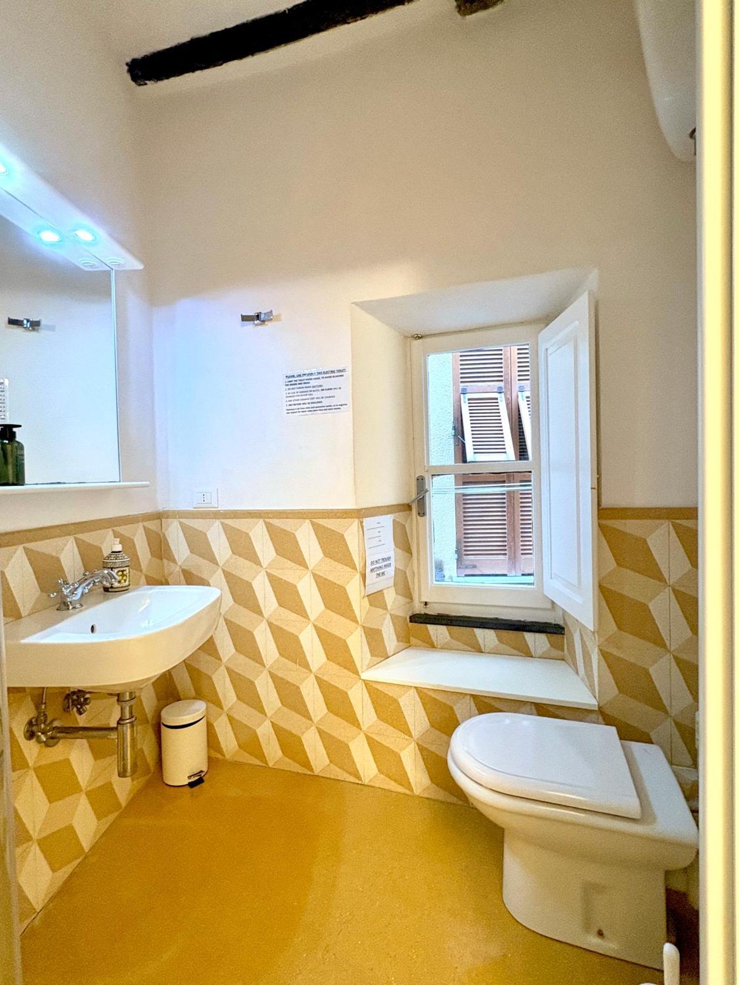 ורנאצה Marina Apartment, Unique, Authentic, Beachfront, 2 Aircondo Bdr , 2Bht, Easy To Train Or From Private Parking מראה חיצוני תמונה
