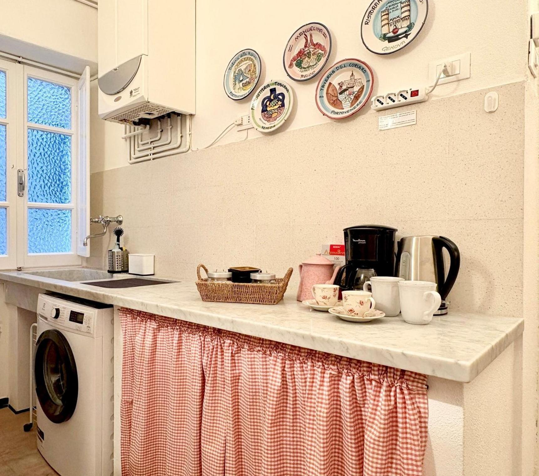 ורנאצה Marina Apartment, Unique, Authentic, Beachfront, 2 Aircondo Bdr , 2Bht, Easy To Train Or From Private Parking מראה חיצוני תמונה